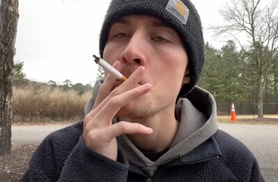 Лечение зависимости от табакокурения в Карабаново Мужчина с сигаретой делает затяжку