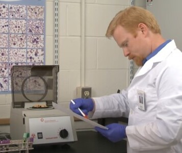 Клиника лечения наркозависимости в Карабаново Врач в кабинете клиники